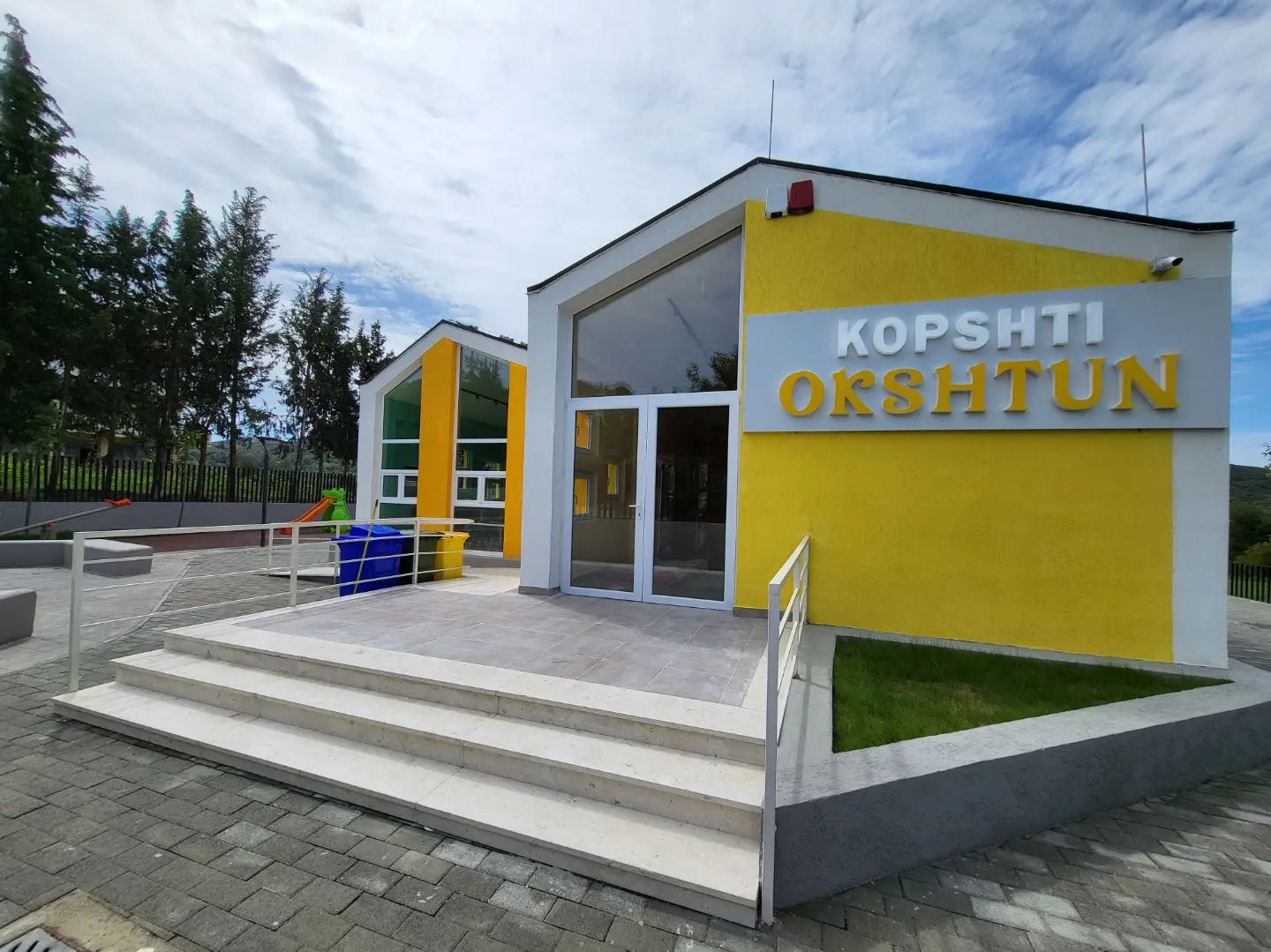 Pamje nga rindërtimi i kopshtit Okshtun